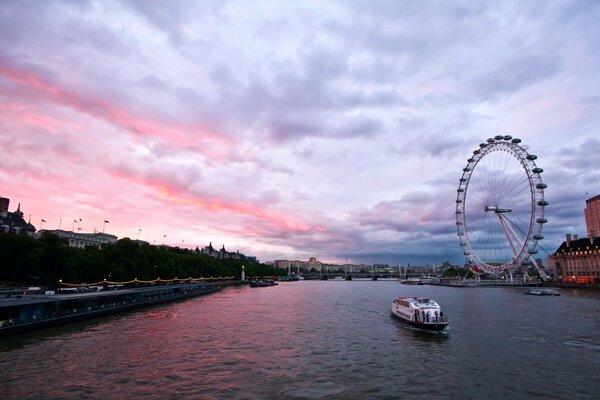 Evening London, Thames River embankment