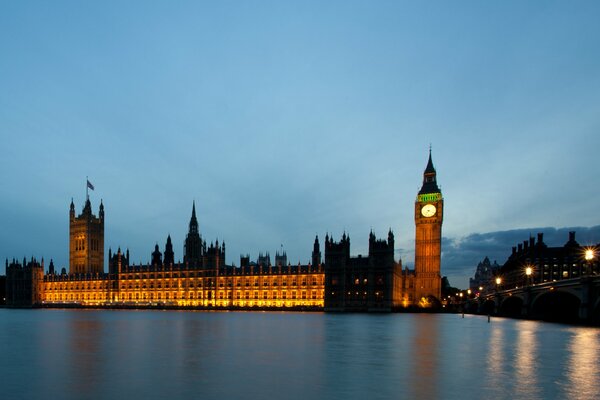 Big Ben. Brytania. Noc. Tamiza