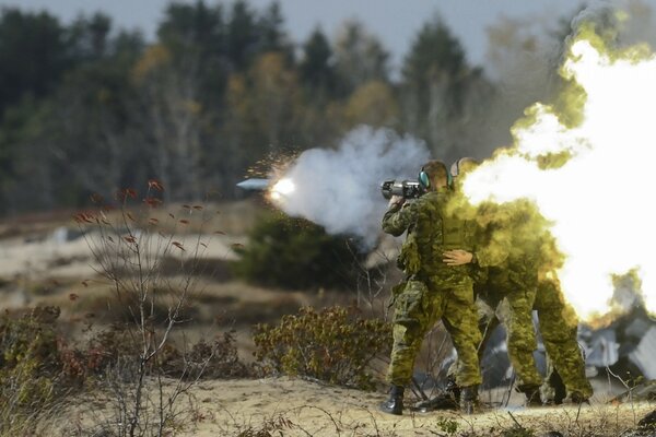 Raketenexplosion in der Nähe von Soldaten