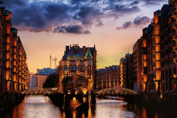 Canal du soir européen avec un beau ciel