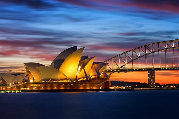 Australia, Opera House a Sydney al tramonto illuminato dalle luci della sera