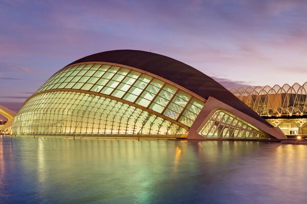 Das spanische Planetarium leuchtet bei Sonnenuntergang