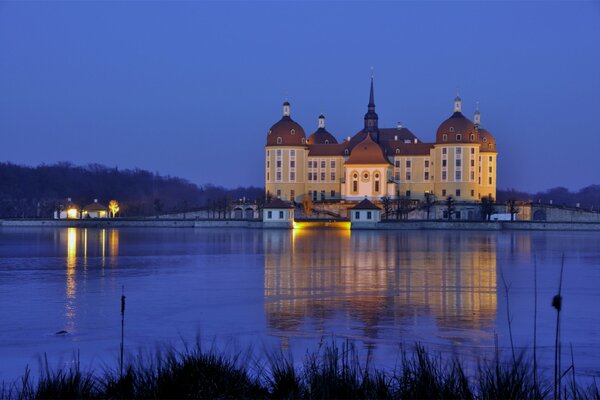 Reflet du soir du château Saxon