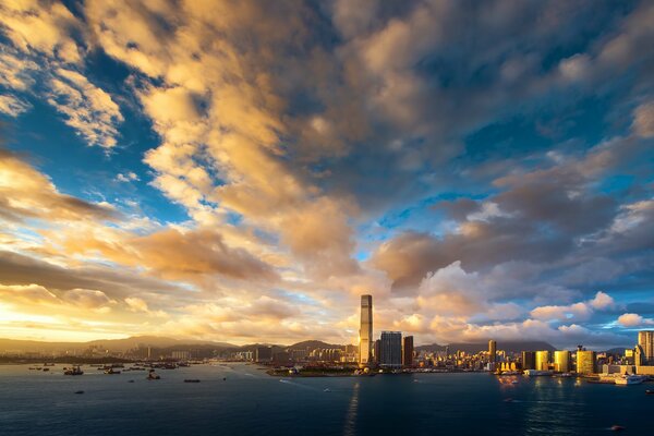 Grattacieli di Hong Kong sullo sfondo di un bellissimo tramonto