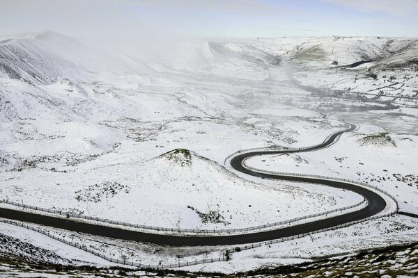 Route de montagne sous les nuages