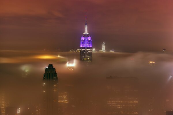 Niebla o smog o neblina sobre la ciudad nocturna