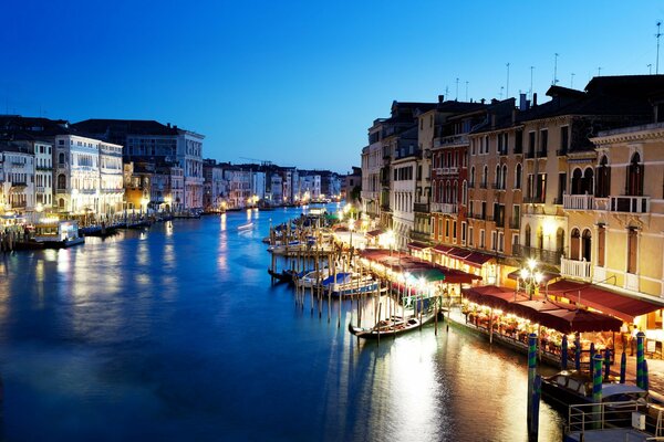 Sponde luminose di Venezia, Gondole sul fiume blu