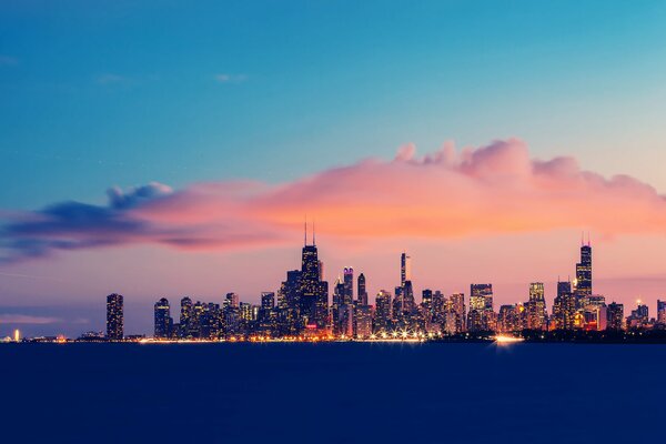 Michigansee. Sonnenuntergang. Der Himmel in den Wolken