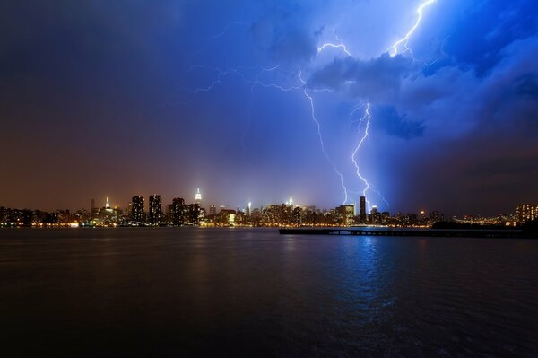 Gewitter und Blitze in der Nacht am Ufer