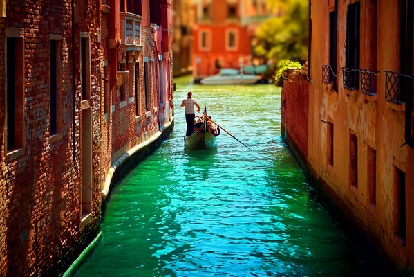 Eine Gondel im Kanal von Venedig. Italienische Romantik