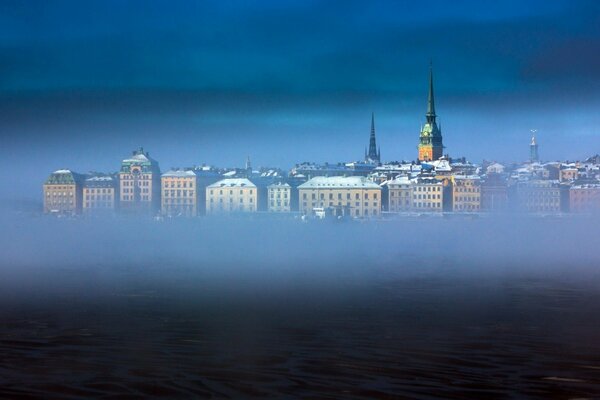 Eine Stadt im Nebel und sichtbare Dächer