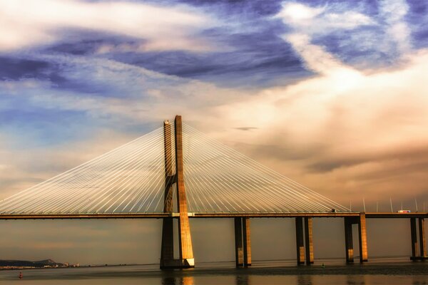 Brücke in Portugal vor dem Hintergrund der Wolken