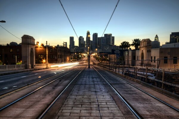 Voies de tramway sur fond de soleil couchant