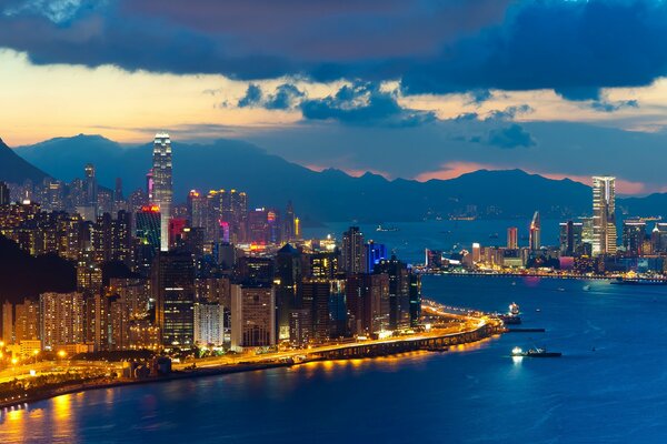 Beleuchtete Promenade in der Dämmerung in Hongkong