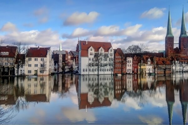 Reflejo en el agua de las casas europeas