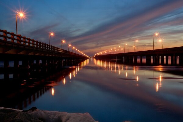 Incroyablement belle photo du pont au coucher du soleil