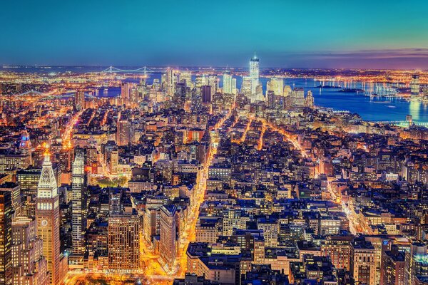 Noche de nueva York en el resplandor de las luces