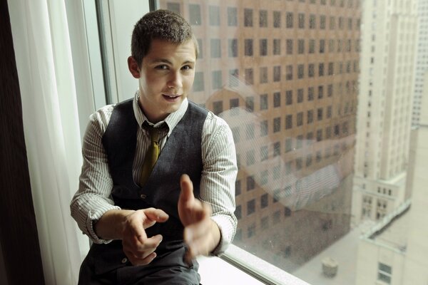 El actor estadounidense Logan Lerman en la ventana