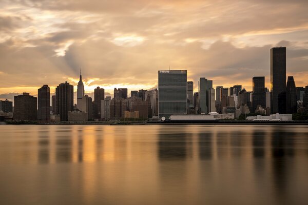 Manhattan en los rayos dorados del sol Poniente