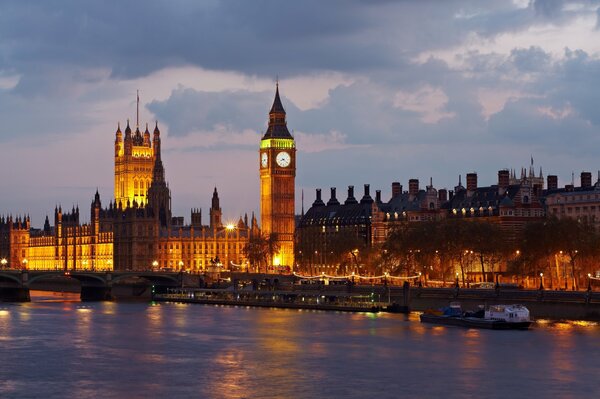 La ville du soir avec l horloge haute de Big Ben