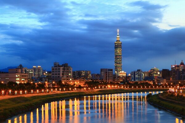 Ville lumineuse du soir en Chine