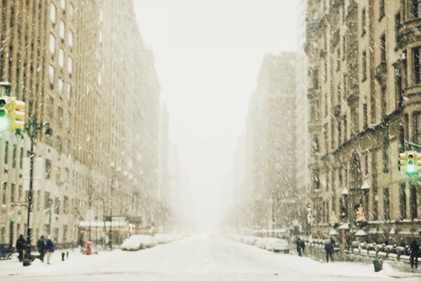 Strada innevata della grande città nella nebbia