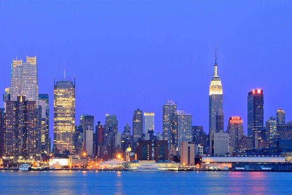 Rascacielos de nueva York bajo el cielo azul