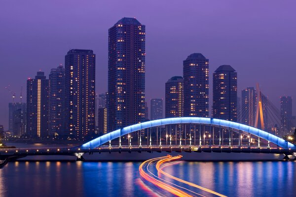 Ciel bleu. Pont sur la rivière au Japon