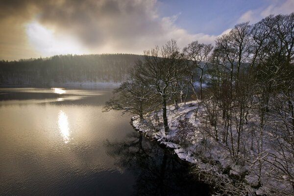 Magnifique paysage de coucher de soleil sur le lac