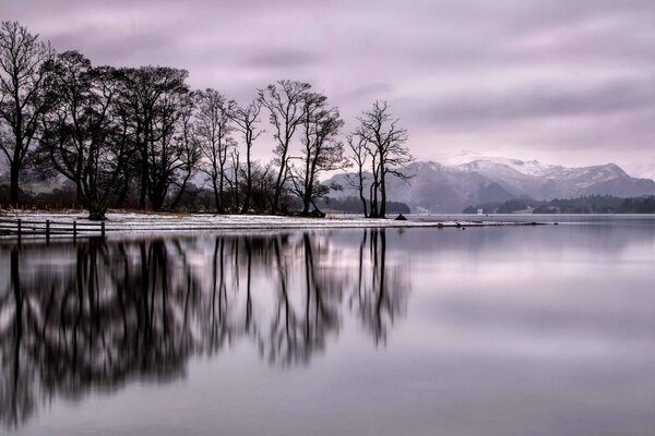 Reflet miroir des montagnes dans le lac