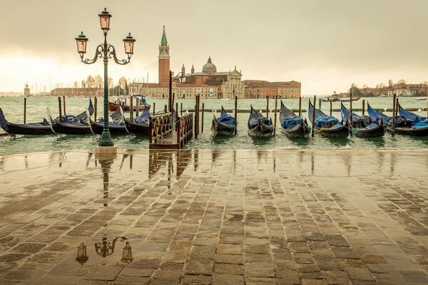 Gondole attraccate a Riva a Venezia