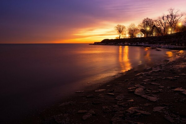 Beau coucher de soleil sur le lac