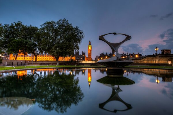 Notte Big Ben nel riflesso dell acqua