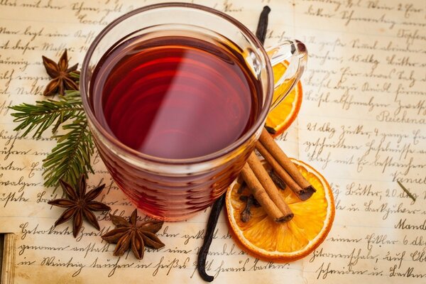 Glühwein zu Weihnachten auf Buchhintergrund