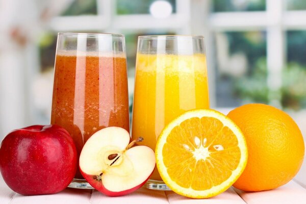 Verres de jus de Pomme et d orange avec des fruits