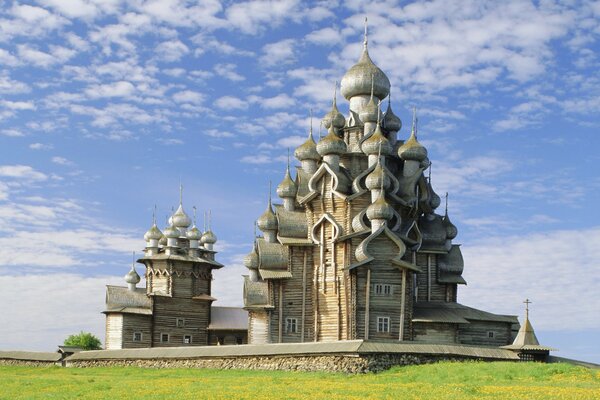 Iglesia de la transfiguración contra el cielo