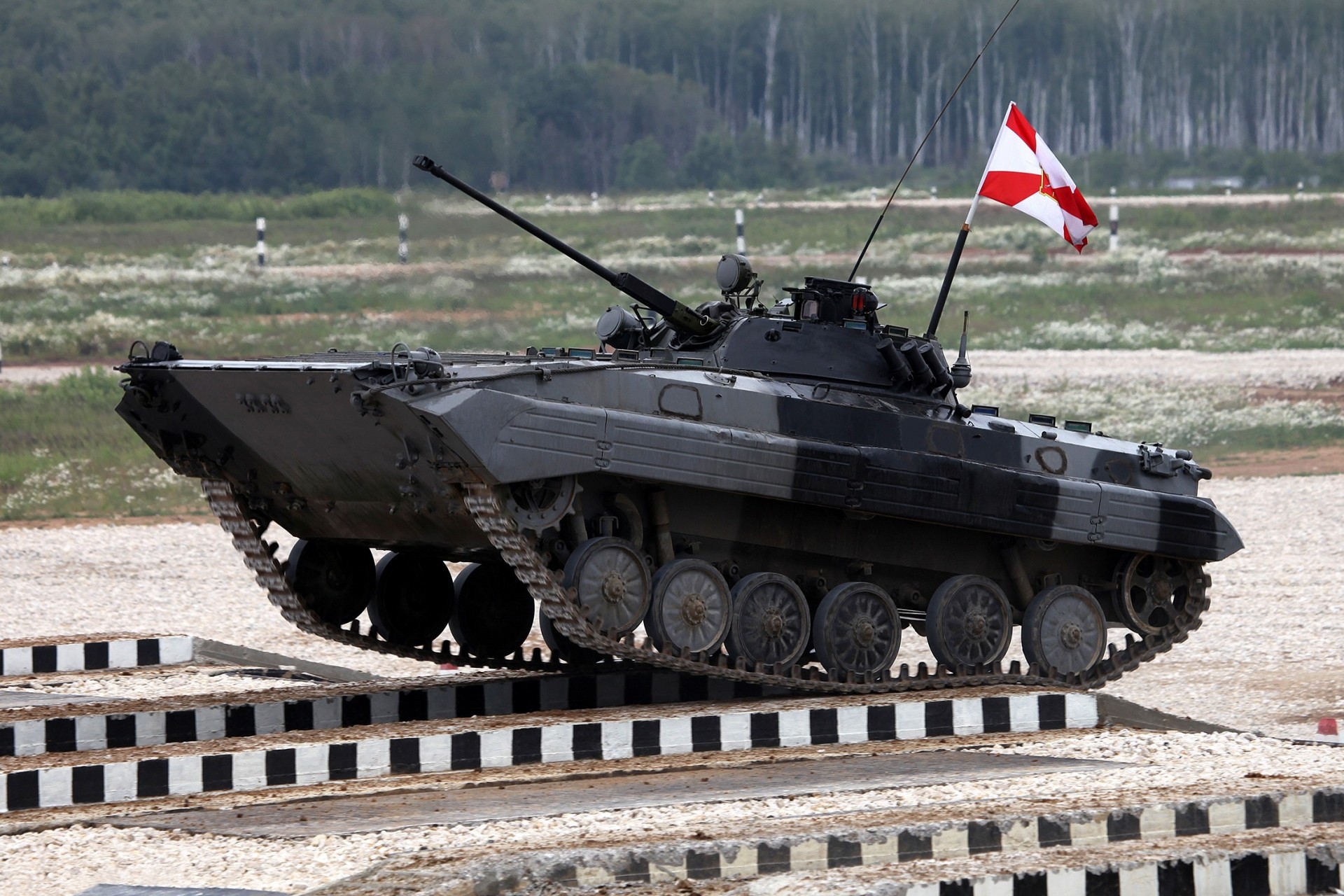 in der nähe von moskau kampf garde motorschießer taman division panzer russland. infanterie 2. hindernisse deponie bmp-2 allarmee besatzungen maschinen überwindung spur brücke biathlon auto wettkampf sonne