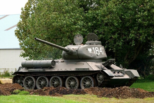 Tanque soviético medio T-34-85 en forma de monumento