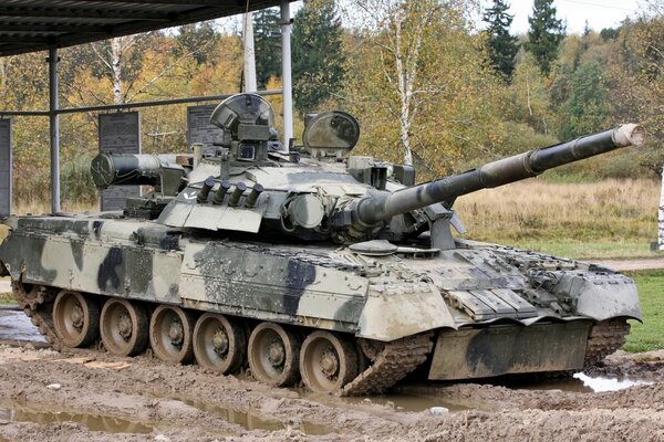 Tanque militar ruso T-80