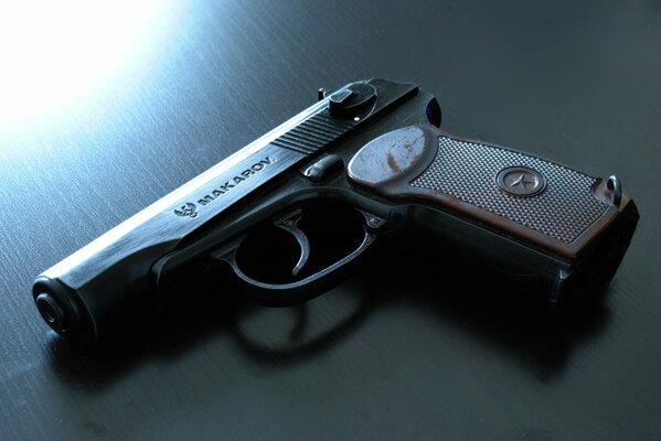 Pistolet Makarov na stole. Marka