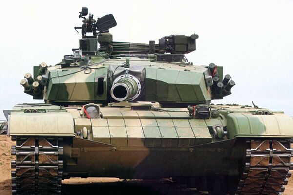 Tank with tank and muzzle