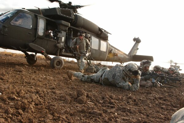 Ejercicios militares con helicóptero