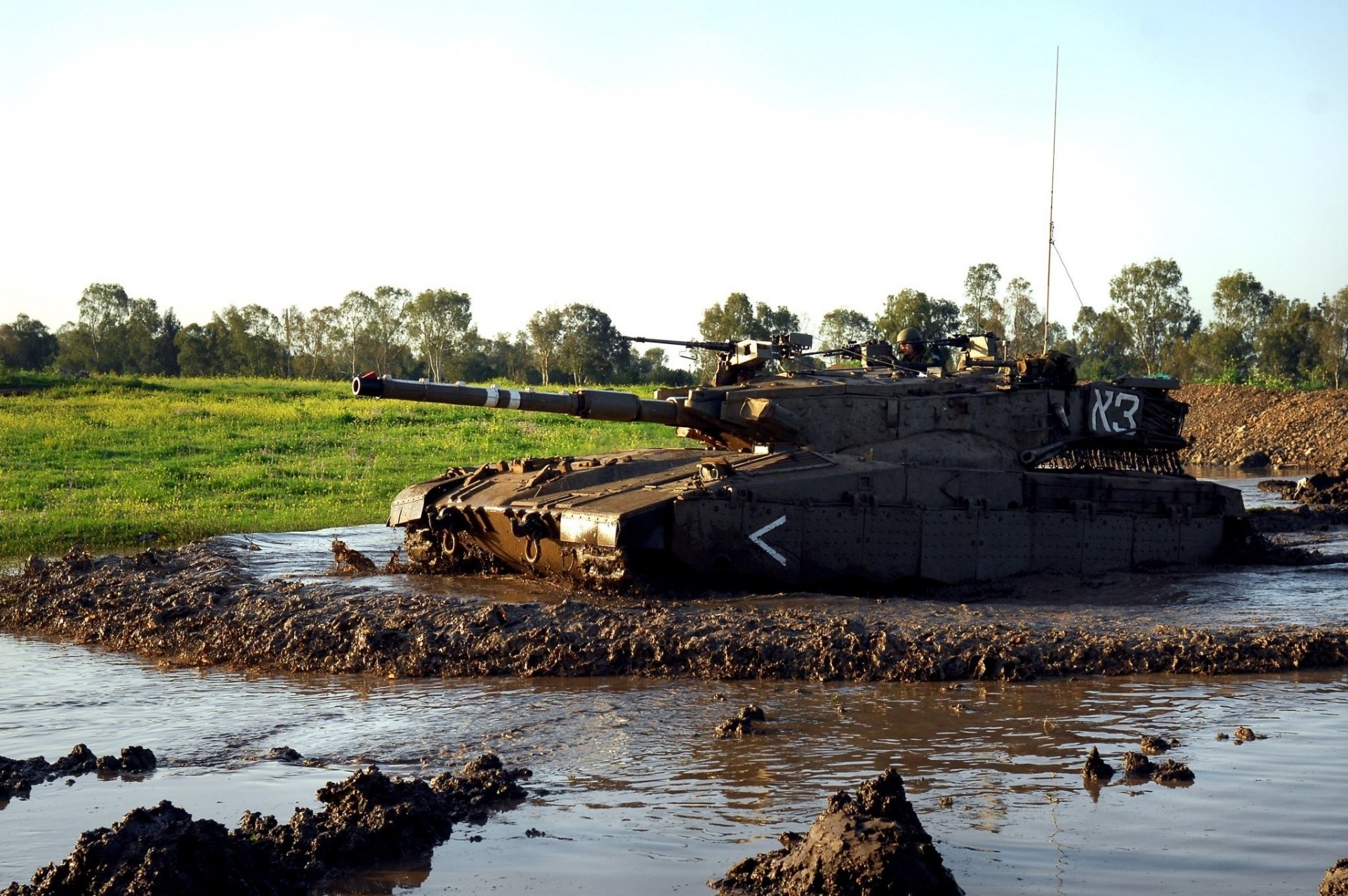 matériel militaire véhicules blindés réservoir israël