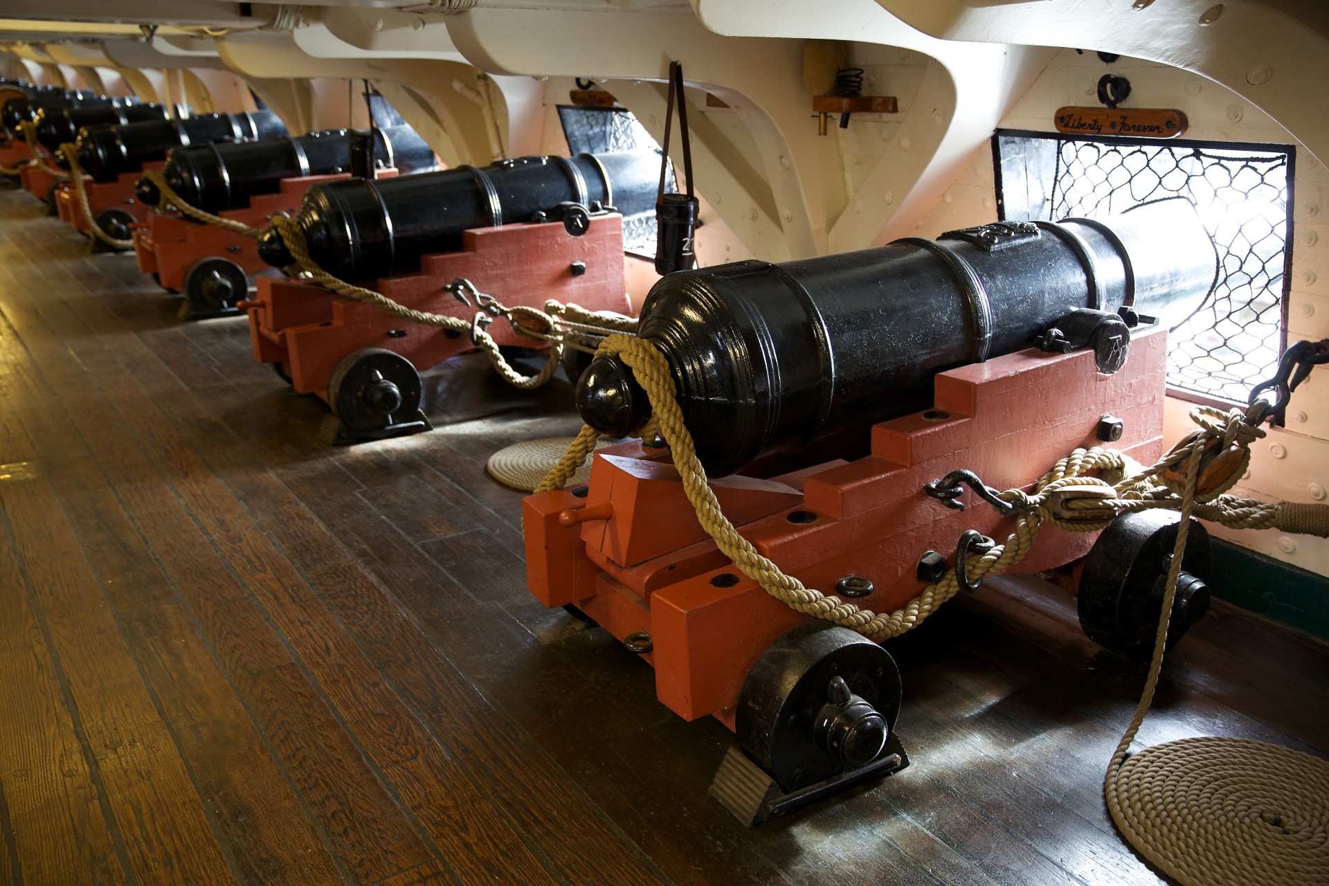 haki wciągniki uss constitution pokład armatni pistolety porty spodnie amerykański fregata międzynarodowy