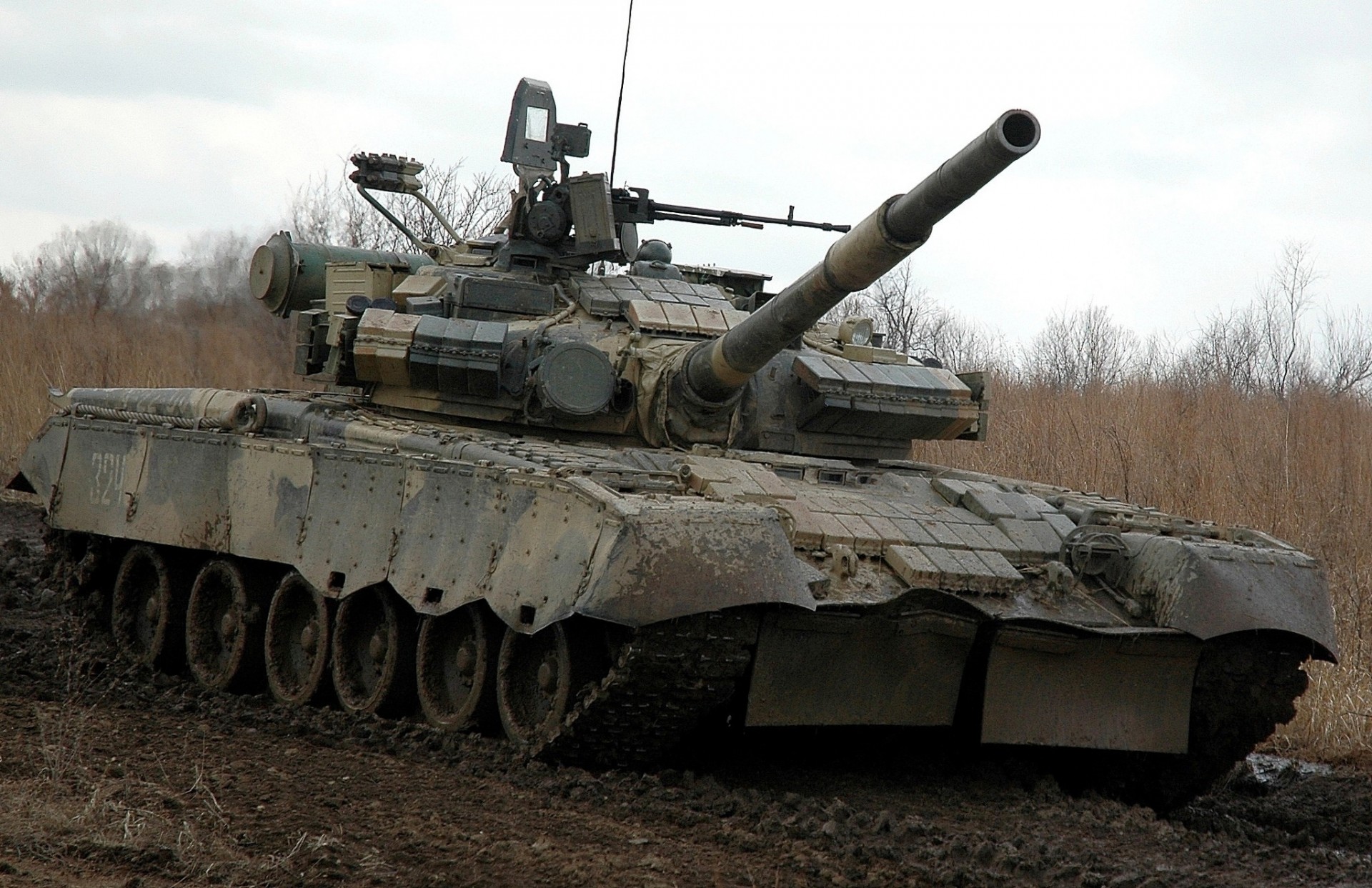 t-80 wojskowe błoto zbiornik