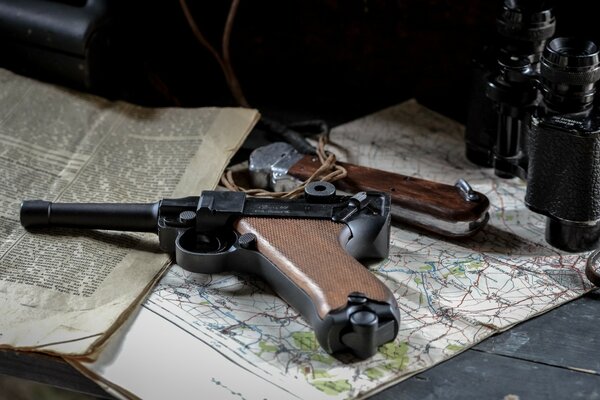 Jumelles de pistolet et journal couché sur la table