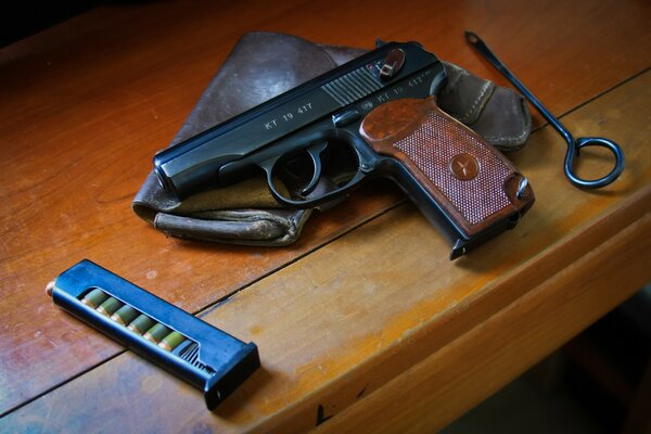 Le pistolet de Makarov repose sur la table