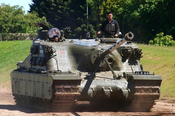 I militari siedono in un carro armato d assalto