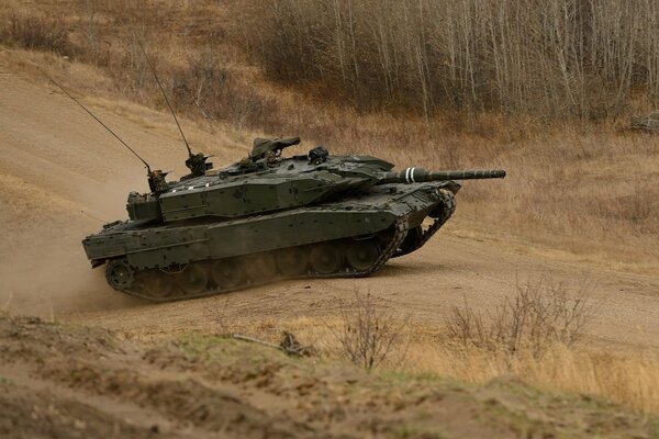 Un tanque militar monta en la carretera