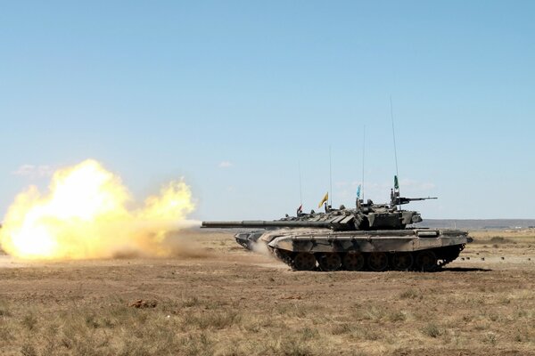 T-90-Panzer verwenden Feuer auf dem Feld